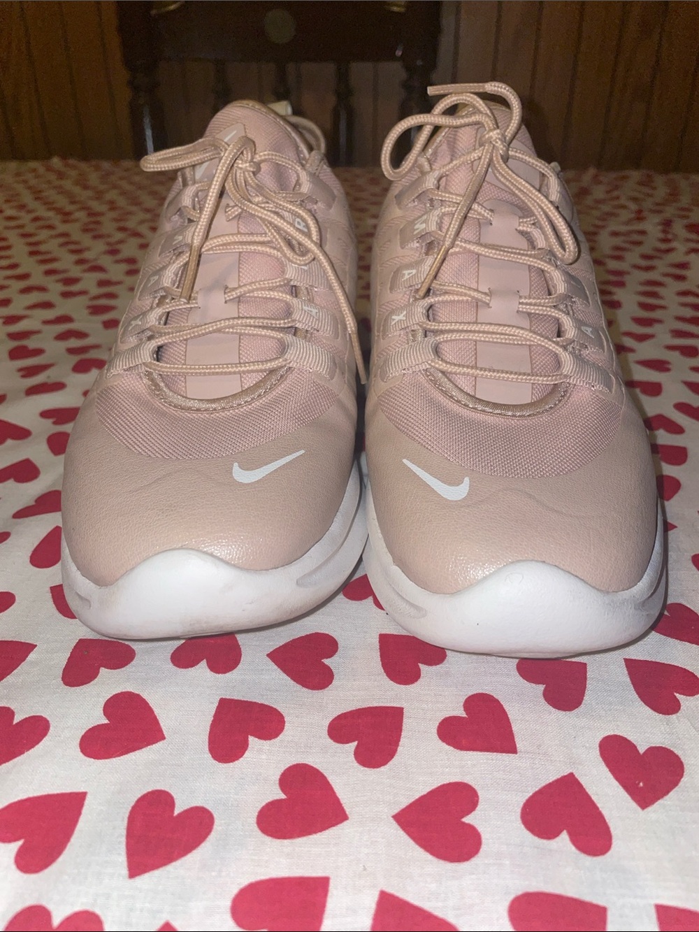 Pink & white Nike air max axis sneakers (9.5)